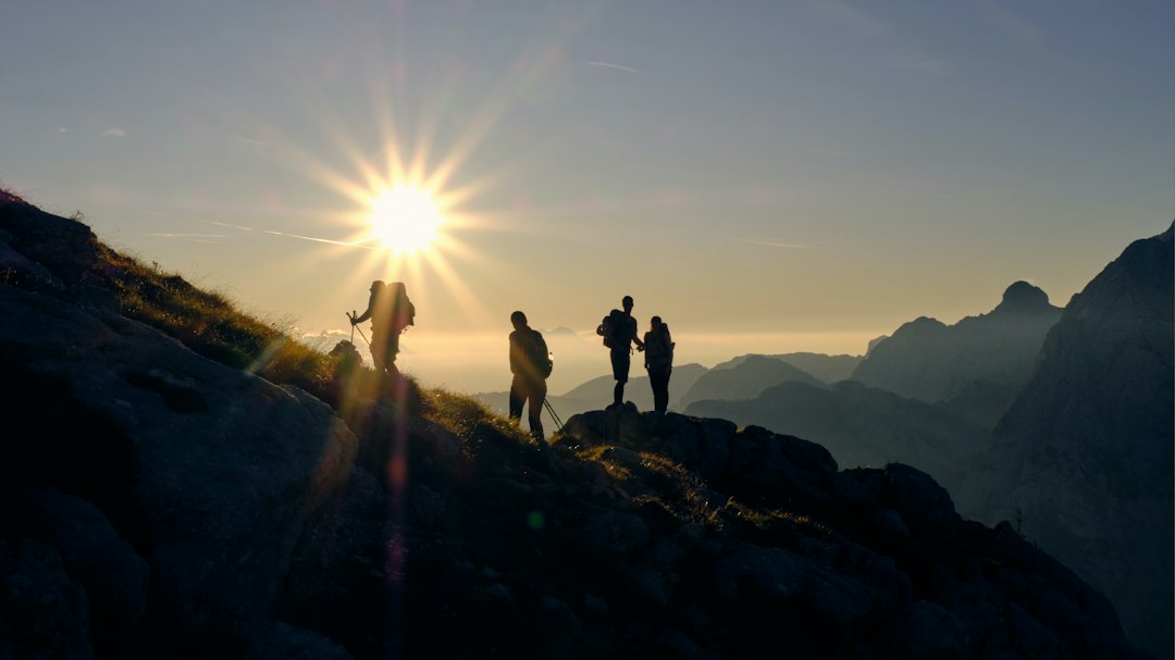 Paisagem montanhosa ilustrativa para a agenda cultural, sem relação direta com as atrações listadas.