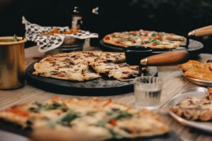 Pizzassauro transforma rodízio de pizza em experiência temática em Nova Iguaçu