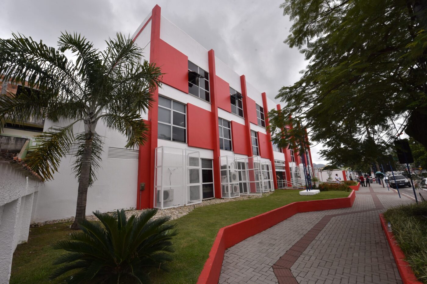 Fachada da Prefeitura de Maricá, órgão responsável pelo decreto de ponto facultativo em 30 de outubro de 2026.