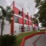 Fachada da Prefeitura de Maricá, órgão responsável pelo decreto de ponto facultativo em 30 de outubro de 2026.