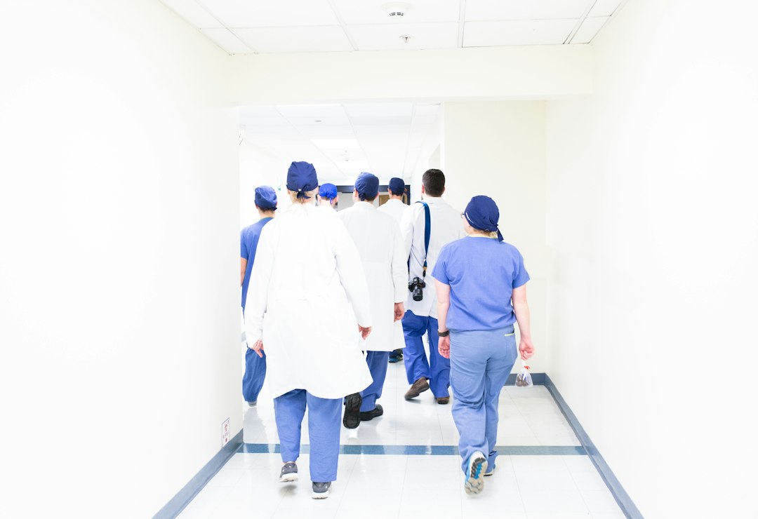 Imagem ilustrativa de profissionais em ambiente hospitalar