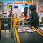 Trabalhadora em caixa de supermercado, imagem ilustrativa sobre trabalho no feriado