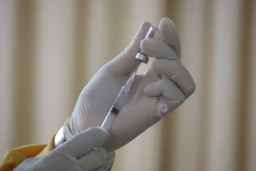 Nova Iguaçu vacina jovens de 15 a 24 anos contra meningite até 31 de outubro