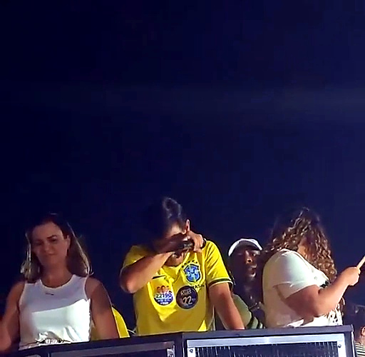 Marcelo Dino emocionado durante comemoração de sua reeleição no Monte do Pilar, em Duque de Caxias