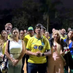 Marcelo Dino ao lado de familiares e apoiadores durante comemoração da reeleição no Monte do Pilar, em Duque de Caxias